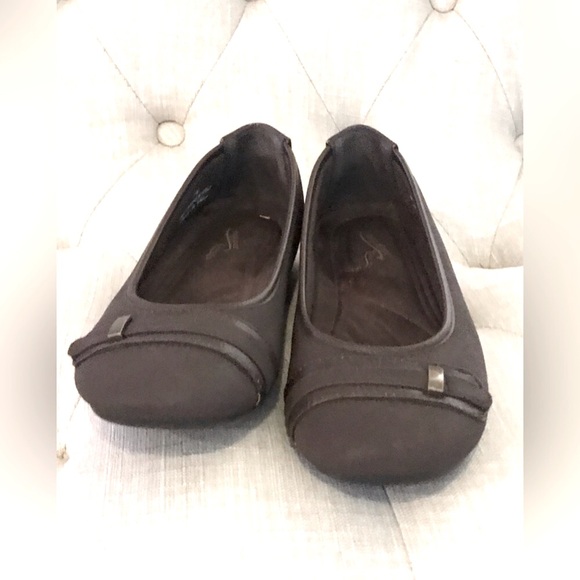 Easy Street Comfort Wave Brown Flats 7M Buckle Round Toe Faux Suede New NWOT - Picture 3 of 13